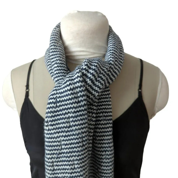 Tommy Hilfiger Reversible Knit Scarf - Picture 6 of 8